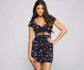 Robe courte fleurie à décolleté en cœur